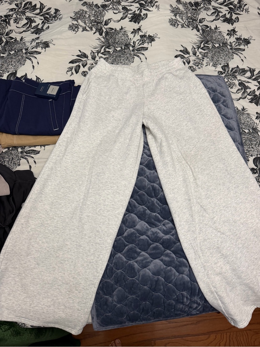 Hollister low rise , wide leg soft sweats.  Women’s size small.  Like new